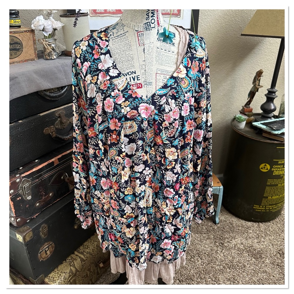 🦋-NWT Gorgeous Floral Top